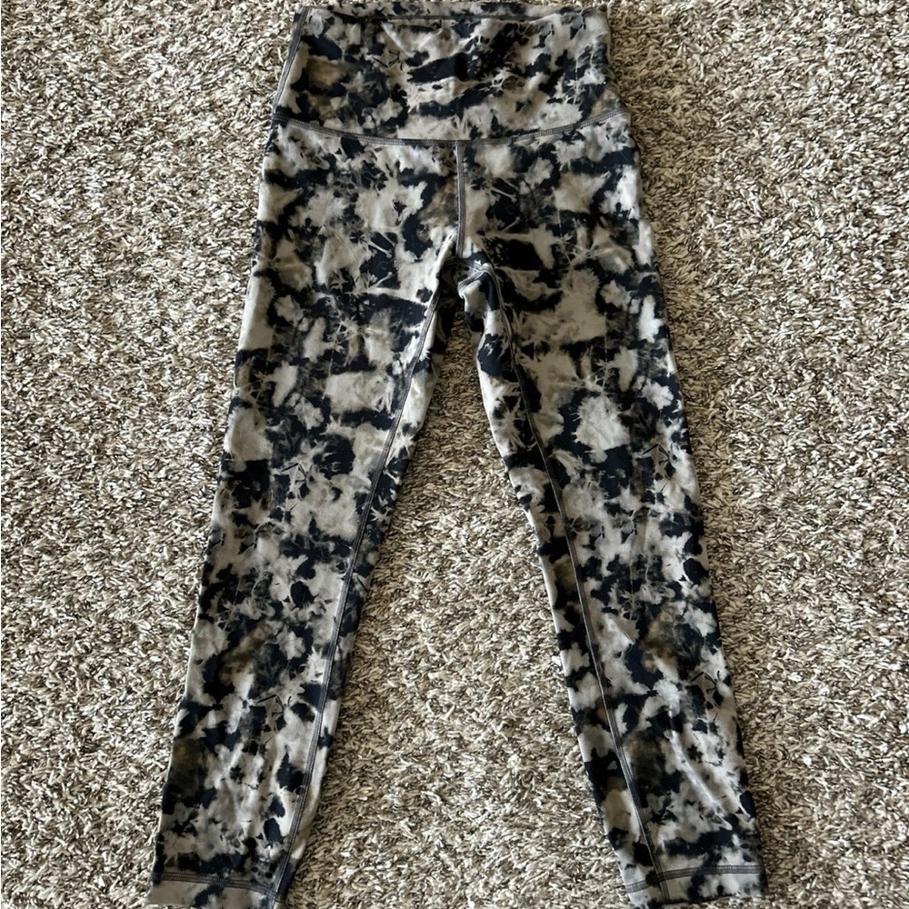 lululemon athletica Black and Gray/Tan Tie-Dye Leggings 7/8 length size 6